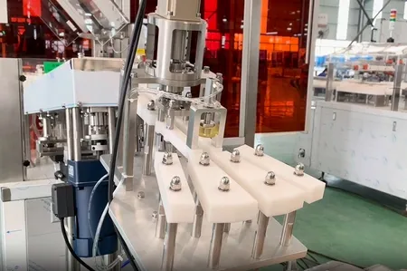 Máquina automática de inspección de jeringas precargadas